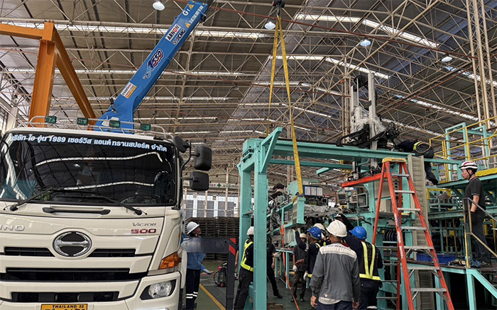 隨車吊界 “卷王” 現(xiàn)身東南亞廠房，一機(jī)頂十臺(tái)