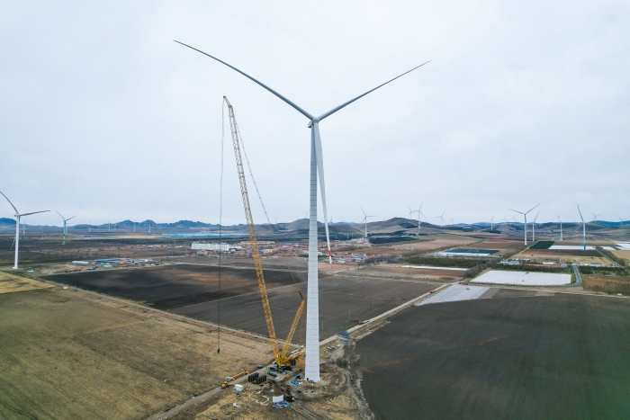 高空之巔，再鑄榮光！XLC18000M助力大型風(fēng)電場首臺185米風(fēng)機成功吊裝