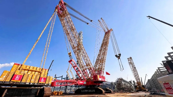 全球首臺問世的4000噸履帶式起重機，再創(chuàng)國內(nèi)吊裝新紀(jì)錄！