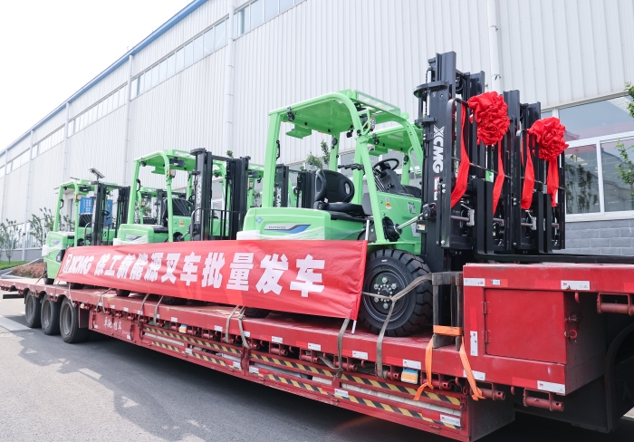 徐工鯤鵬系列電動(dòng)平衡重叉車(chē)，再掀浦東貨運(yùn)站高效物流新篇