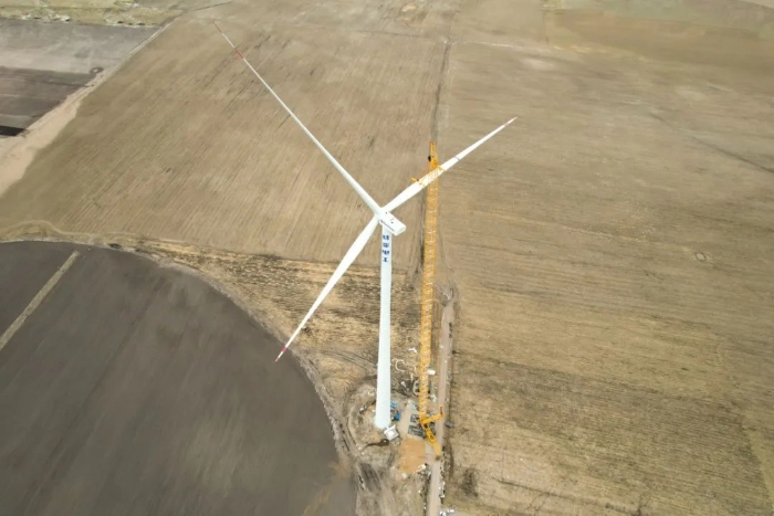 高空之巔，再鑄榮光！XLC18000M助力大型風(fēng)電場首臺(tái)185米風(fēng)機(jī)成功吊裝