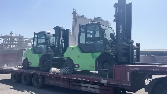 從室內(nèi)到室外，24小時(shí)不停歇！徐工孔雀叉車(chē)扎根新疆鋼材廠