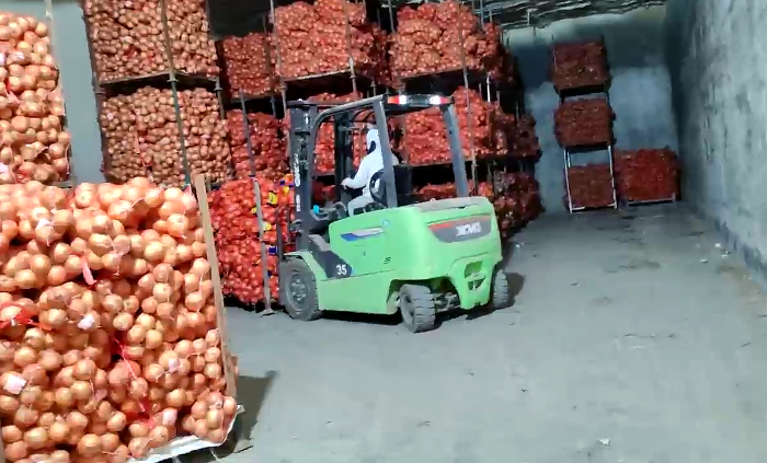 徐工鯤鵬系列新能源叉車，為食品冷庫工廠注入綠色動能