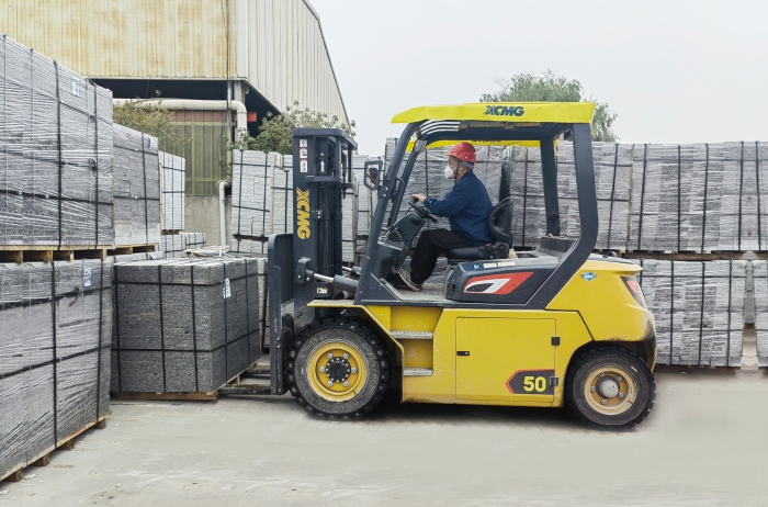 有“石”力！徐工孔雀電動叉車強勢入駐石材廠