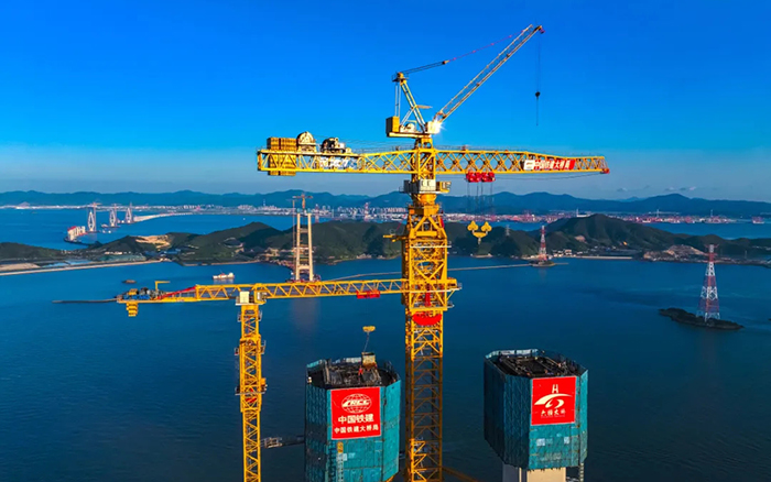 246.3米封頂！這座世界級(jí)跨海大橋“徐工造”