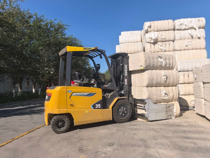 徐工鯤鵬電動叉車，賦能西北棉花產業(yè)高效運轉