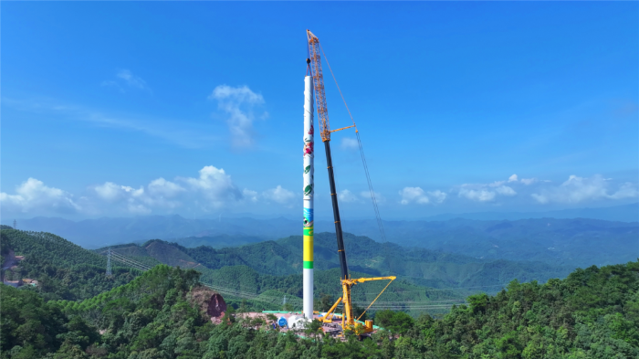 402噸重載轉(zhuǎn)場！全球第一吊“輕松駕馭”崎嶇山路