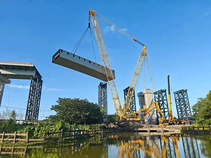 螺螄殼里做道場(chǎng)？徐工XGC11000高架旁上演“極限操作”