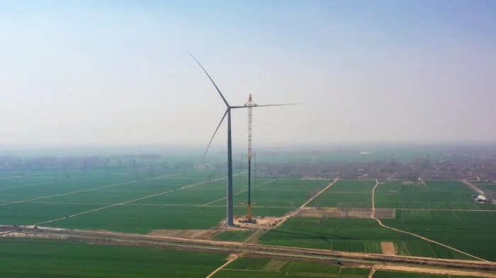 暴雨中橫走的 “鋼鐵巨獸”！徐工 4000 噸起重機撐起 160 米風電，這細節(jié)太硬核！