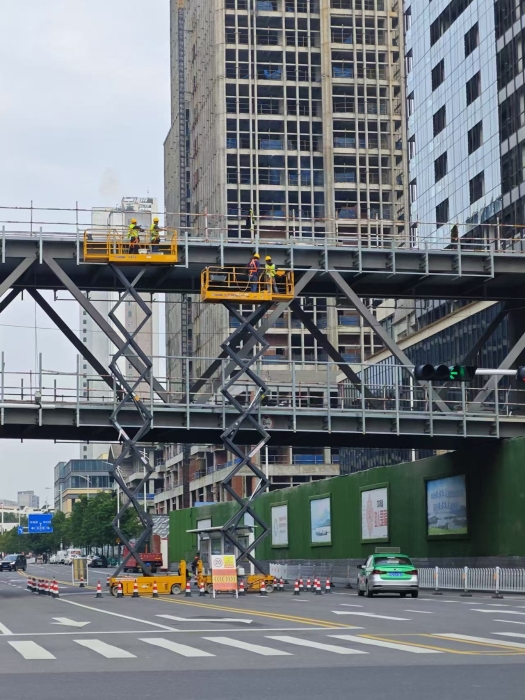 小巧身手大作為！徐工剪叉車(chē)助力市政橋梁煥新顏