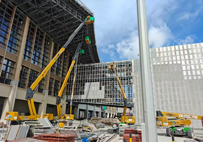 聯(lián)合作戰(zhàn)！徐工鋰電高機(jī)編隊(duì)亮相三亞機(jī)場(chǎng)