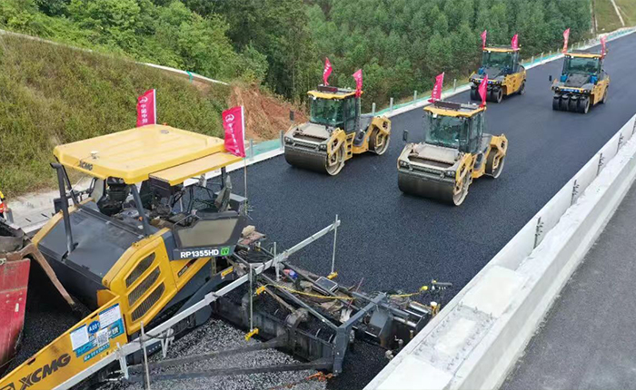 廣西首現(xiàn)無人化攤鋪！蒼容高速智慧施工引關(guān)注