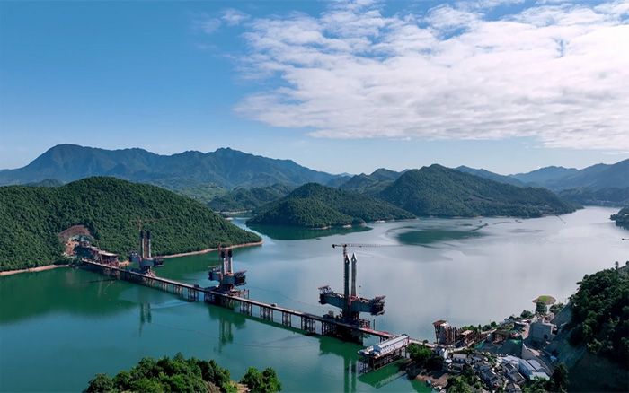 ?“白鷺”展翅 | 徐工塔機(jī)助建池黃鐵路太平湖特大橋