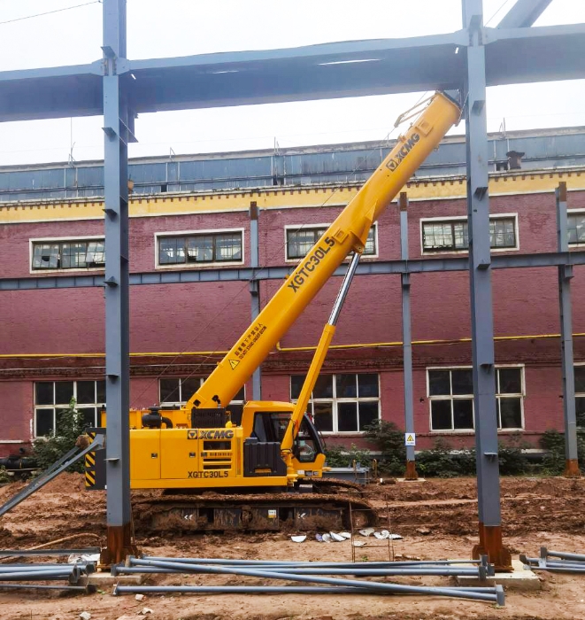 擎臂破泥濘，穩(wěn)力定乾坤！XGTC30L5攻堅(jiān)泥沼鋼結(jié)構(gòu)吊裝