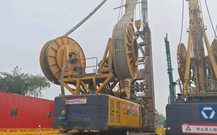 地質(zhì)無(wú)難題！徐工雙輪銑槽機(jī)助力區(qū)域基建按下 “加速鍵”